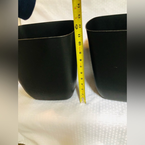 Black Plastic Trash Cans Good as New Measurements in Pictures - Picture 2 of 6